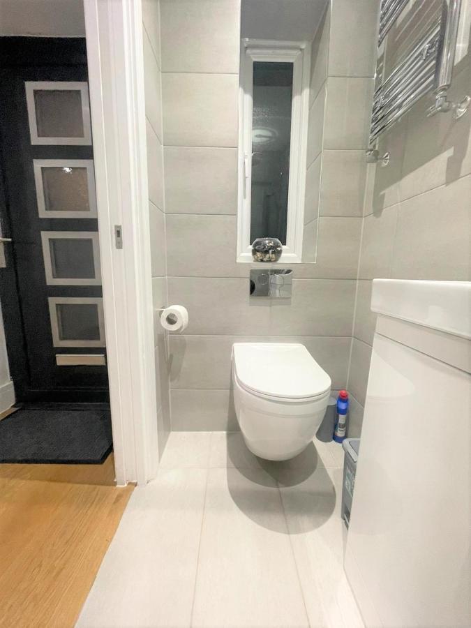 Brand New Build - 4 Bed Stunner! Villa London